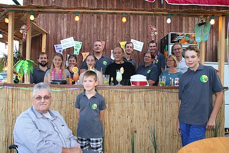 Einige Helfer beim Karibischen Abend in Walterschlag:vorne: Josef Krapfenbauer, Felix und Paul Scheidlhinten: Obmann Harald Gretz, Carina Krapfenbauer, Angelika Klenn, Katharina Past, Johannes Danzinger, Oswin Kammerer, Harald Krapfenbauer, Maria Danzinger, Alexander Scheidl, Hedwig Kammerer und Franz Klenn