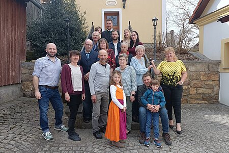 Die Gäste der Geburtstagsfeier mit Monika Gretz:1. Reihe: Harald Gretz, Verena Gretz, Walter Gretz, Karolina Chana, Monika Gretz, Christian Chana, Nikolaus Chana2. Reihe:Markus Maierhofer, Gerlinde Maierhofer, Herta Klenn, Helene Scheidl, Margit Witura3. Reihe:Josef Scheidl, Iris Scheidl, Alexander Scheidl, Maximilian Maierhofer, Theresa Mörzinger, Theresa Maierhofer