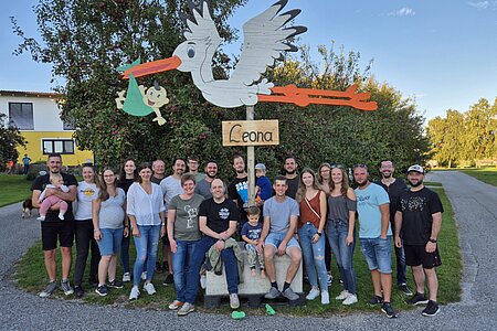 Stefan Wally (Ortsvorsteher) begrüßt die kleine Leona