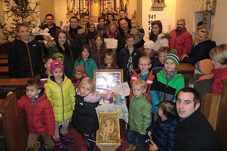 Gruppenfoto mit allen Mitwirkenden und mit den Kindern