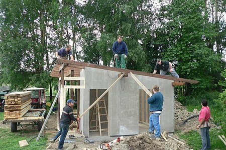 Bernhard Kaufmann, Walter Gretz, Dietmar Hipp, Josef Bauer, Markus Ledermüller und Josef Kalch bei der Errichtung des neuen "Teichstüberls"