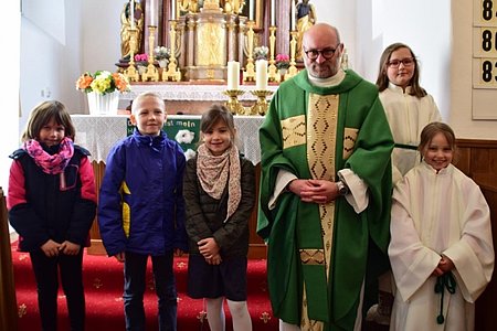 Sarah Artmann, Martin Poinsting und Lilly Hipp mit Pater Daniel Gärtner sowie Inge und Hannah Grassinger