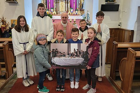 Die Erstkommunion-Kinder des Jahres 2024: Valentina Meisel, Michael Holzmüller, Luis Hipp und Kathrin Steininger (nicht am Bild: Jakob Tatzer)In der Reihe dahinter sind Lara Hölzl, Felix Scheidl, P. Daniel Gärtner, Tobias Hölzl und Linus Hipp zu sehen.