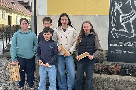 Die Ministrantinnen und Ministranten aus Sallingstadt mit ihren Ratschen: Josef Danzinger, Luis Hipp, Tobias Hölzl, Lara Hölzl und Astrid Krecek Die Ministrantinnen und Ministranten aus Sallingstadt mit ihren Ratschen: Josef Danzinger, Luis Hipp, Tobias Hölzl, Lara Hölzl und Astrid Krecek