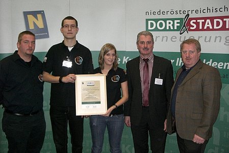 v.l.n.r. JVP-Stellvertreter Johannes Danzinger, Obmann Markus Rabl, JVP-Stellvertreterin Katharina Schaden, Bürgermeister Johann Hölzl und VV-Obmann Josef Bauer