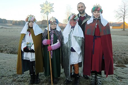 Diese Gruppe zog in Walterschlag und Windhof von Haus zu Haus:Lena und Julia Poppinger, Marie Scheidl, Begleiter Walter Gretz und Paul Scheidl