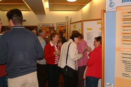 anregende Gespräche nach der Veranstaltung bei der Ausstellung