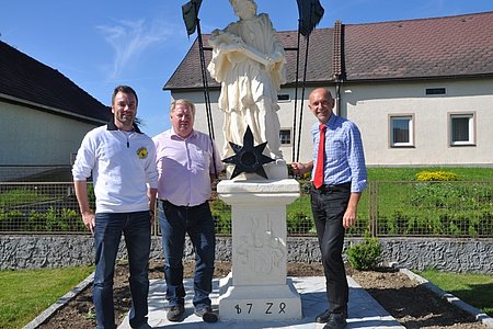 Steinmetzmeister Rainer Hofmann, VV-Obmann Josef Bauer, Vizebürgermeister Josef Schaden