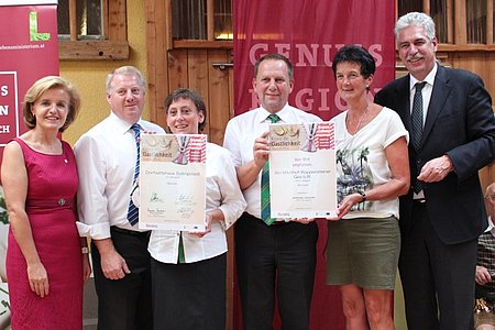 Margareta Reichsthaler, Obfrau der GENUSS REGION ÖSTERREICH, Josef und Bettina Bauer vom Dorfwirtshaus Sallingstadt , Erich und Renate Koppensteiner vom Biomilchhof Koppensteiner und Bundesminister Hans Jörg Schelling, der die Patronanz zur Auszeichnung in Niederösterreich übernommen hat