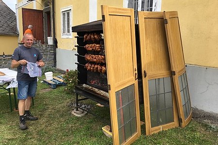 Grillmeister Ewald Krecek mit seinen saftigen Hühnern.