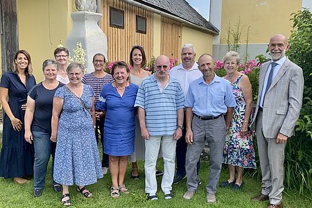 Am Foto v. l.: Margit Hipp-Schnabl, Angelika Klenn, Aloisia Kaufmann, Maria Danzinger, Roswitha Oberbauer, Karin Böhm, Daniela Hölzl, P. Daniel Gärtner, Harald Zauner, Walter Gretz, Helene Scheidl, Josef Schaden