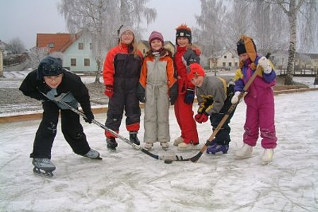 V.l. Bernd, Teresa, Carina, Tamara, Carina und Maximilian freuen sich über den tollen Eislaufplatz