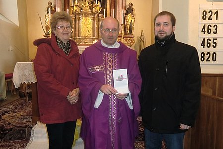 Helene Scheidl, P. Daniel Gärtner und Dorfhaus-Leiter Harald Gretz bei der Übergabe der Spenden.