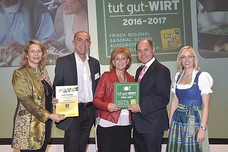 Auf dem Foto zu sehen (v.l): Mag.a. Petra Leitner-Braun (Leitung der Initiative »Tut gut!«), Josef und Roswitha Schaden, LH-Stv. Mag. Wolfgang Sobotka, Sandra Pummer, BSc (Programmleitung »tut gut«-Wirt)