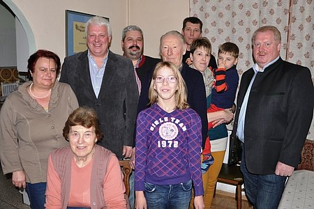 Johann Haider (Bildmitte) mit Ehefrau Leopoldine und Enkerl Cornelia (vorne), Schwiegertochter Monika, Martin Wally, Harald Zauner, Sohn Gerhard, Tochter Regina mit Enkel Benedikt und Josef Bauer