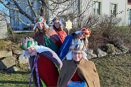 Die Sternsinger in Walterschlag und Windhof: (vorne v. l.) Felix Scheidl und Bernhard Krecek, (hinten v. l.) Marie Scheidl, Cornelia Haider und Alexia Artmann