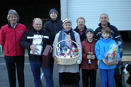 Bild: Gemeindegruppenobmann Robert Reuberger, Roman Wagner, JVP- Obmann Markus Rabl, Elfriede Klopf, Josef Bauer, Philip und Nikolaus Dräger mit Josef Schaden
