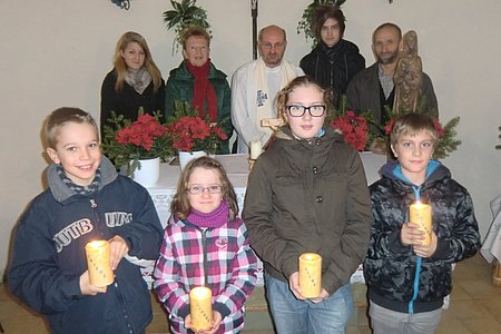 Adventmesse in der Kapelle Walterschlag:vorne die mitwirkenden Kinder: Paul und Marie Scheidl sowie Theresa und Maximilian Maierhoferhinten: Lektorin Carina Krapfenbauer, Lektorin Herta Liebenauer, P. Daniel Gärtner, Musiker Michael Poppinger und Mesner Walter Gretz