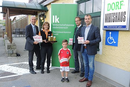 Josef Schaden, Roswitha Schaden, Linus Hipp, Kammersekretär DI Bernhard LöscherKammerobmann Dietmar Hipp (von links nach rechts)