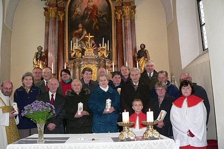 Mag. P. Daniel Gärtner mit den Ministranten Maximilian Maierhofer und Benedikt Ledermüller sowie den teilnehmende JubelpaarenVorne: Willi und Rosa Rathbauer (30 Jahre); Anna und Franz Edinger (50 Jahre); Leopoldine und Rudolf Ledermüller (40 Jahre)2. bzw. 3. Reihe: Paula und Leopold Zauner (30 Jahre); Julius und Elvira Steininger (40 Jahre); Leopldine und Johann Haider (40 Jahre); Gertrude und Rudolf Müllner (40 Jahre); Klothilde und Othmar Boden (40 Jahre)Nicht am Bild: Theresia und Johann Strasser (60 Jahre)