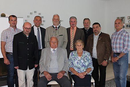 Karl und Agnes Hipp (sitzend),stehend: Kammerobmann Dietmar Hipp, P. Daniel Gärtner, Vbgm. Josef Schaden,  Bezirkshauptmann Michael Wiedermann, Bgm. Johann Hölzl, Seniorenbundobmann Johann Weber, Ortsparteiobmann Franz Karlinger und Sohn Gerhard Hipp