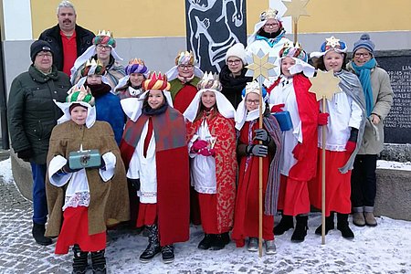 Mesner Harald Zauner mit den Begleiterinnen in Sallingstadt: Aloisia Kaufmann, Anna und Elisabeth Kraft und den Sternsingern: Bernhard Krecek, Lena Poppinger, Oliver Wagner, Alexia Artmann, Lilly Hipp, Hannah Grassinger, Sarah Artmann, Inge Grassinger, Julia Poppinger, Tanja und Petra Müllner (v.l.)