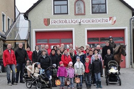 Foto (Hödl)Kulturgemeinderat Josef Schaden (ganz links) konnte neben vielen kleinen und großen Gästen herzlich begrüßen: Bürgermeister Johann Hölzl, HD Ludwig Koller und Obmann des Museums Schweiggers Herbert Hödl (alle in der letzten Reihe).