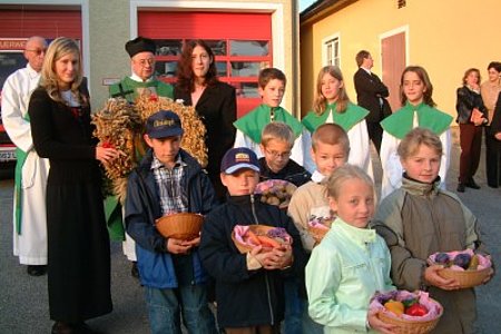 die Erstkommunionkinder brachten Erntegaben