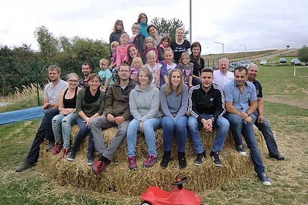 Obmann Josef Bauer mit seinem Team und einigen Kindern