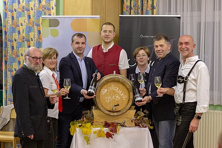 Pater Daniel Gärtner, Wirtin Roswitha Schaden, Weinpate Dietmar Hipp, VV-Obmann Markus Rabl, die Winzer Waltraud und Alois Mader sowie der Direktor des Jugendgästehauses Josef Schaden (v. l.)