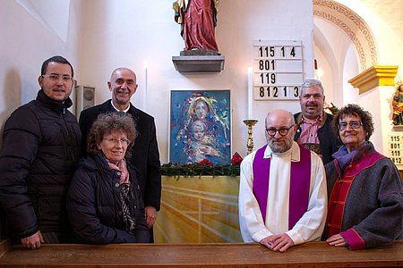 Markus Rabl, Josef Schaden, Herfriede Konkolits-Fessl, Pater Daniel Gärtner, Harald Zauner und Elisabeth Springer beim Marienaltar (v. l.)