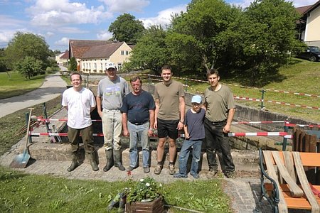 Gruppenfoto nach der Reinigung des alten Löschteiches