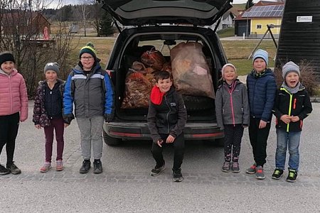 Die fleißigen Kinder beim Stopp Littering in Sallingstadt: Lara Hölzl, Astrid u. Bernhard Krecek, Linus Hipp, Lorena, Tobias u. Niklas Schnabl