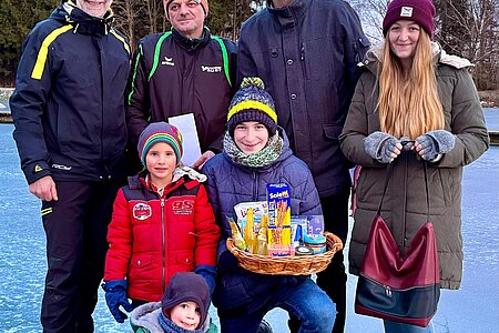 Bgm. Josef Schaden, Benjamin und Aaron Schleser (1. Platz Kinder), Klaus Haider (1.Platz Herren), Felix Scheidl (1.Platz Jugendlicher), Ortsparteiobmann Markus Rabl, Carina Krapfenbauer (1. Platz Frauen)