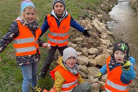 Diese vier Kinder sammelten bereits einige Tage zuvor: Marie und Marcel Fichtinger, Luke und Ben Grafeneder. Nicht am Bild ihre Mütter Michaela Kalch und Eva Grafeneder. Auch Eva Maria Hipp sammelte schon im Vorhinein.