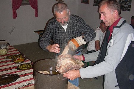 Herbert Rabl und Josef Schaden servieren den Sauschädl