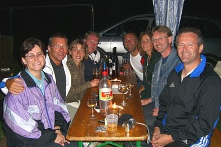 gemütliches Beisammensein am Tennisplatz zum Abschluss