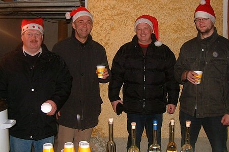 Josef Bauer, Martin Wally, Bernhard Kaufmann und Josef Schaden servierten nach der Mette den Weihnachtspunsch