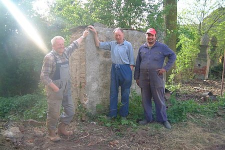 Fritz Poinstingl, Johann Haider und Harald Zauner "rodenten" den  Pfarrhofgarten