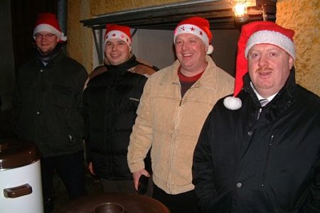 Die vier Weihnachtsmänner versorgten die Kirchenbesucher mit Punsch