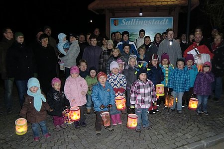 Die Kinder mit ihren Laternen sowie alle Teilnehmer des Martinumzugs