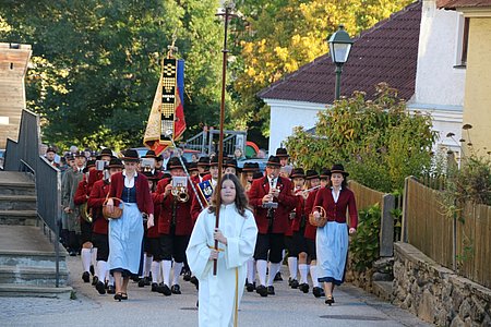 Ein Festzug mit der Musikkapelle Schweiggers brachte die Erntekrone vom Jugendgästehaus zur Kirche