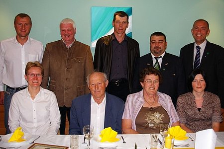 Silvia Steininger, Friedrich  und Rosa Lang, Tochter Melanie (1. Reihe v. l.) Sohn Thomas, Martin Wally, Gerhard Haider, Franz Karlinger und Josef Schaden (v. l.)