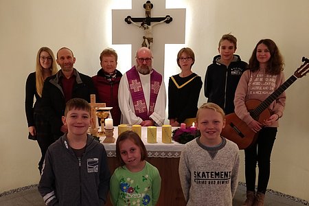 Adventmesse in Walterschlagvorne: Felix Scheidl, Nina Danzinger und Martin Poinstinglhinten: Carina Krapfenbauer, Walter Gretz, Herta Liebenauer, P. Daniel Gärtner, Cornelia Haider, Paul Scheidl und Marie Scheidl