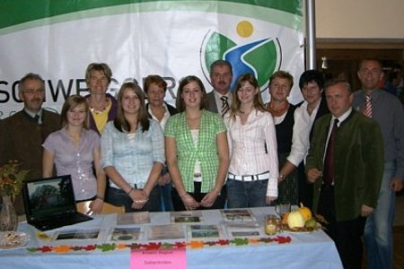 Foto - erste Reihe v. l.: die Projektgruppe der HAK Zwettl Helene Janous, Andrea Wandl, Kerstin Doubek u. Katrin Fitzinger, 2. Reihe v. l. Vizebürgermeister Manfred Schnabl, Bundesrätin Martina Diesner-Wais, Mag. Angelika Mitterecker, Bürgermeister Johann Hölzl, Heimatdichterin Elfriede Klopf, Landeskammerrätin Renate Schrenk, Landtagsabgeordneter Franz Mold u. Projektauftraggeber Josef Schaden