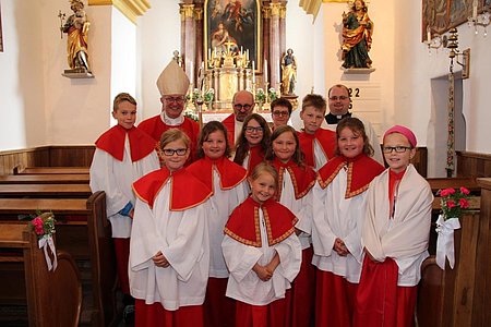 Paul Scheidl, Weihbischof Dr. Anton Leichtfried, Julia Poppinger, Petra Müllner, Pater Daniel Gärtner, Marie Scheidl, Mesnerin Gabriele Koller, Hannah und Inge Grassinger, Oliver Wagner, Priesteranwärter Alexander Fischer, Tanja Müllner und Lena Poppinger