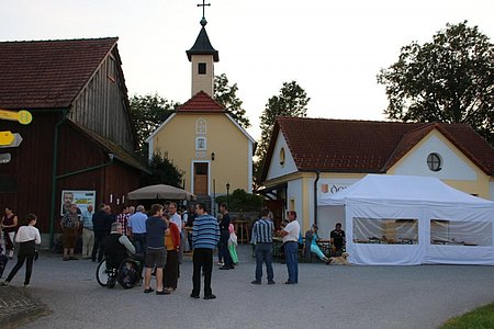 Es ist kurz vor 19:00 Uhr, einige Gäste sind schon eingetroffen.