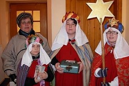 Gertrude Weitzenböck ging in Sallingstadt mit den Ministranten von Haus zu Haus: Maximilian Maierhofer, Benedikt Ledermüller und Theresa Maierhofer