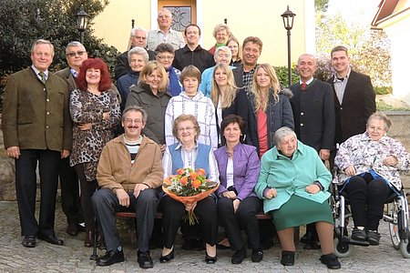 Das Geburtstagskind Leopoldine Jank mit den zahlreichen Festgästen.