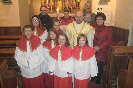 Sie hatten die Gestaltung der Osternachtsfeier inne: Pater Daniel Gärtner mit den Ministranten Maximilian und Theresa Maierhofer, Anna Kraft, Paul und Marie Scheidl und Lena Poppinger sowie die Lektoren bzw. Mesner Nikolaus Kraft, Martin Goldnagl, Reinhard Holzmüller, Helene Scheidl und Gabriele Koller